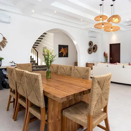 Villa Besakih 5BR, 5 mins to beach - Canggu Bagian luar foto